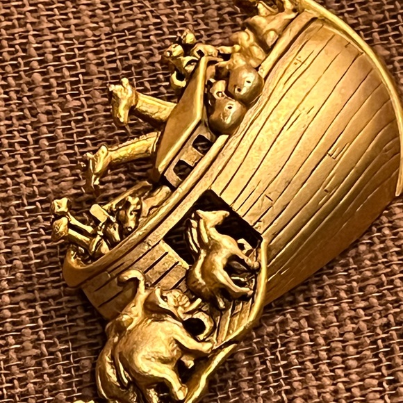 New old stock vintage Noah’s Ark signed AJC brooch pin - Picture 3 of 7